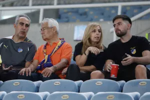 (ΦΩΤΟΣ) Εικόνες από τις κερκίδες στο ΑΠΟΕΛ-ΑΕΚ