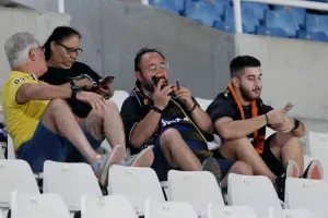 (ΦΩΤΟΣ) Εικόνες από τις κερκίδες στο ΑΠΟΕΛ-ΑΕΚ