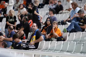 (ΦΩΤΟΣ) Εικόνες από τις κερκίδες στο ΑΠΟΕΛ-ΑΕΚ