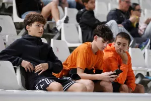 (ΦΩΤΟΣ) Εικόνες από τις κερκίδες στο ΑΠΟΕΛ-ΑΕΚ