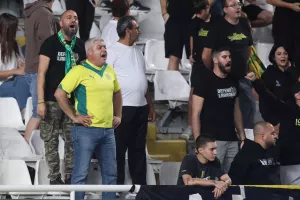 (ΦΩΤΟΣ) Εικόνες από τις κερκίδες στο ΑΠΟΕΛ-ΑΕΚ