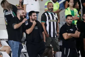 (ΦΩΤΟΣ) Εικόνες από τις κερκίδες στο ΑΠΟΕΛ-ΑΕΚ