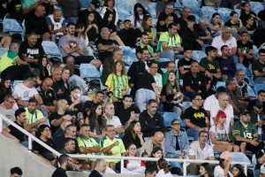 (ΦΩΤΟΣ) Εικόνες από τις κερκίδες στο ΑΠΟΕΛ-ΑΕΚ