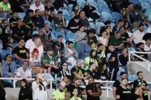(ΦΩΤΟΣ) Εικόνες από τις κερκίδες στο ΑΠΟΕΛ-ΑΕΚ