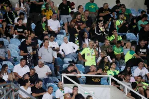 (ΦΩΤΟΣ) Εικόνες από τις κερκίδες στο ΑΠΟΕΛ-ΑΕΚ