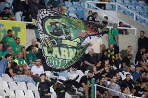(ΦΩΤΟΣ) Εικόνες από τις κερκίδες στο ΑΠΟΕΛ-ΑΕΚ