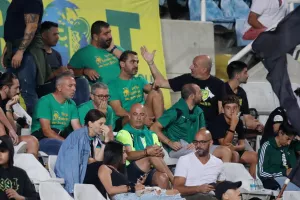 (ΦΩΤΟΣ) Εικόνες από τις κερκίδες στο ΑΠΟΕΛ-ΑΕΚ