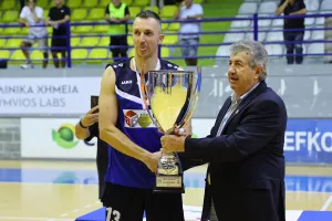 (Φώτος) Σήκωσε το τρόπαιο ο Kuutio Homes Παφιακός