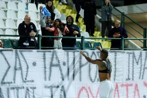 (Βίντεο kerkida) Το πάρτι παικτών και κόσμου στην Περιστερώνα