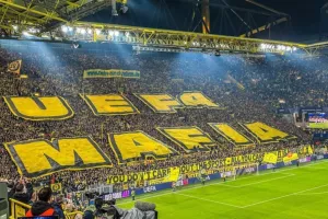 Κορεό με "UEFA MAFIA" από τους οπαδούς της Ντόρτμουντ!