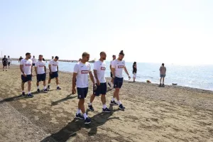 Βόλτα στην παραλία οι Ρουμάνοι (Φώτος)