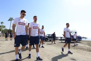 Βόλτα στην παραλία οι Ρουμάνοι (Φώτος)