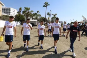 Βόλτα στην παραλία οι Ρουμάνοι (Φώτος)