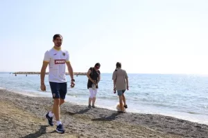 Βόλτα στην παραλία οι Ρουμάνοι (Φώτος)