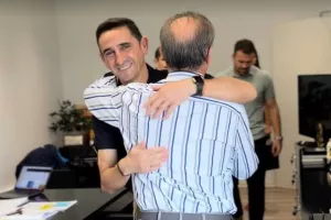 Μια αγκαλιά, χίλιες λέξεις 