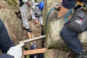 Γυναίκα εγκλωβίστηκε ανάποδα επί 7 ώρες ανάμεσα σε δύο βράχους για να… πιάσει το κινητό της