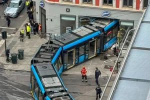 Τραμ έπεσε σε κατάστημα στο Όσλο - Τέσσερις τραυματίες