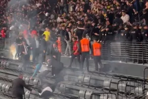 Συγκρούσεις μεταξύ οπαδών και αστυνομίας και αναβολή στο Φενέρμπαχτσε-Μπεσίκτας