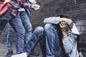 Βία ανηλίκων: Πάνω από 6.500 συλλήψεις το πρώτο 9μηνο του 2024