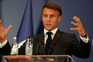 Μακρόν: «Να σταματήσουν οι αποστολές όπλων στο Ισραήλ»