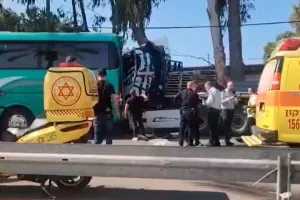 Ισραήλ: Τουλάχιστον 35 τραυματίες, οι 6 σοβαρά κοντά στο Τελ Αβίβ - Φορτηγό έπεσε σε στάση λεωφορείου