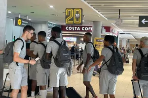(ΦΩΤΟΣ kerkida) Η άφιξη της Πάφος FC στο αεροδρόμιο