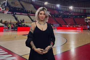 Η Μπέριλ πόζαρε κρατώντας τη φουσκωμένη κοιλίτσα της, μέσα στο ΣΕΦ