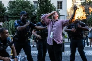  Άνδρας επιχείρησε να αυτοπυρποληθεί έξω από τον Λευκό Οίκο σε διαδήλωση για τη Γάζα