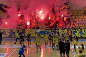 "Χρόνια Πολλά αγάπη μου γλυκιά" τραγούδησαν οι ΑΕΛίστες (βίντεο)