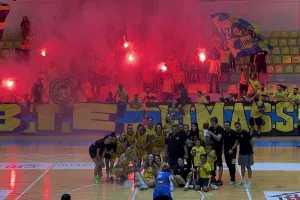 "Χρόνια Πολλά αγάπη μου γλυκιά" τραγούδησαν οι ΑΕΛίστες (βίντεο)