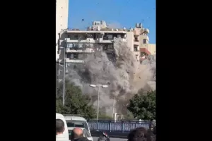 Η στιγμή που τα ισραηλινά μαχητικά καταστρέφουν μια πολυκατοικία στον Λίβανο (βίντεο)