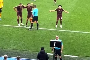 Οι αντιδράσεις τρέλας του Πεπ και των παικτών όσο περίμεναν το ΒΑΡ (βίντεο)