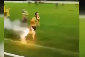 Παίκτης έχασε τρία δάχτυλα, έσκασε στο χέρι του πυροτέχνημα των οπαδών της ομάδας του