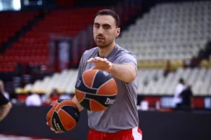 Μέσα και ο Μιλουτίνοφ στον Ολυμπιακό, προπονήθηκε ο Πετρούσεφ