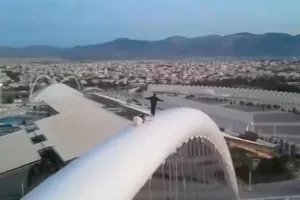 Νεαροί ανέβηκαν στον Καλατράβα και κοιμήθηκαν μέσα στο ΟΑΚΑ! (βίντεο)
