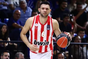 Ολυμπιακός: Η όμορφη φωτογραφία του Παπανικολάου με πιτσιρικά φίλο του Παναθηναϊκού
