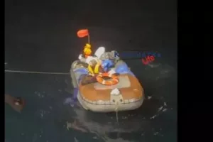 Ρώσος ναυαγός διασώθηκε λίγο πριν πεθάνει – Είχε μαζί του στο σκάφος τα πτώματα του αδερφού και του ανιψιού του