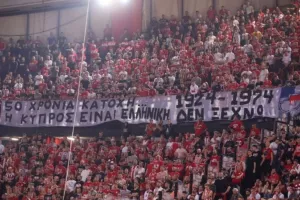 Πανό για την Κύπρο από τους Ολυμπιακούς