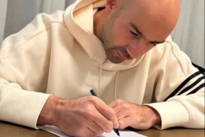 Η στιγμή της υπογραφής Σπανούλη και το μήνυμα του Ραζνάτοβιτς (Φώτο)