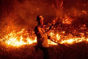 Λος Άντζελες: Κάηκαν 200 σπίτια και απειλούνται πάνω από 3.500