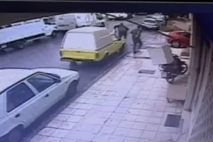 Βίντεο ντοκουμέντο - Η στιγμή που ληστής μαχαιρώνει σεκιουριτά και του αρπάζει τα χρήματα
