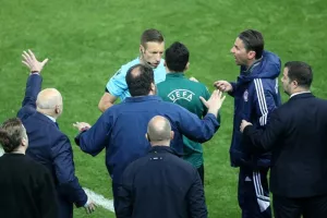 Στο... ψυγείο ο Μάσα που είχε σφυρίξει πρόπερσι το επεισοδιακό Ολυμπιακός-ΑΕΚ