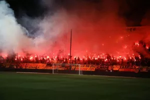 Θέλει νίκη για να παραμείνει στην κορυφή 