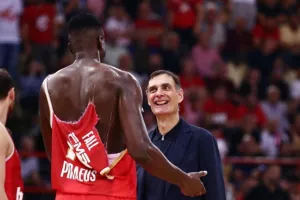 Το τραγούδι του Ολυμπιακού για τη σκισμένη φανέλα του Φαλ