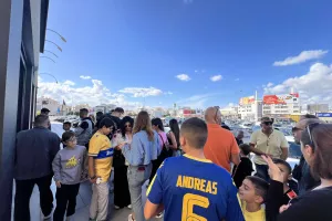 (Βίντεο-Φώτος kerkida) Πλήθος κόσμου στο Orange Shop