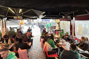 (ΦΩΤΟΣ/ΒΙΝΤΕΟ kerkida) Pre-game στην "Korenmarket" οι Ομονοιάτες