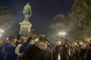 (ΦΩΤΟΣ-ΒΙΝΤΕΟ Kerkida) "Ρε Παφάρα μου σ΄αγαπώ" στην "piazza indipendenza"