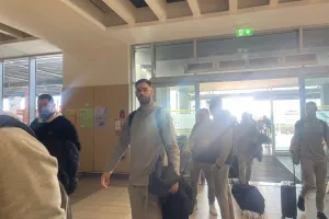 (ΦΩΤΟΣ/ΒΙΝΤΕΟ kerkida) Η άφιξη της Πάφος FC στο αεροδρόμιο!