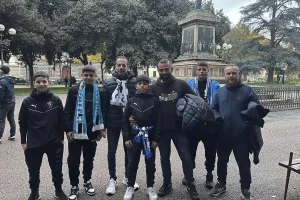  (ΦΩΤΟΣ-ΒΙΝΤΕΟ Kerkida) "Ρε Παφάρα μου σ΄αγαπώ" στην "piazza indipendenza"