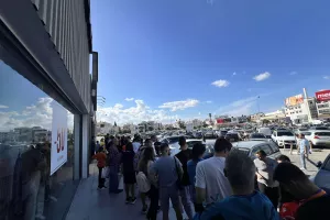 (Βίντεο-Φώτος kerkida) Πλήθος κόσμου στο Orange Shop